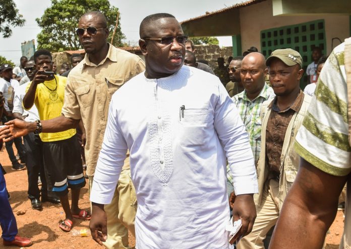 Présidentielle en Sierra Leone: Le président sortant largement en tête, selon des résultats partiels