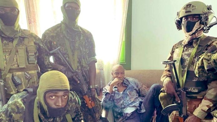 Guinée: Alpha Condé placé en résidence surveillée