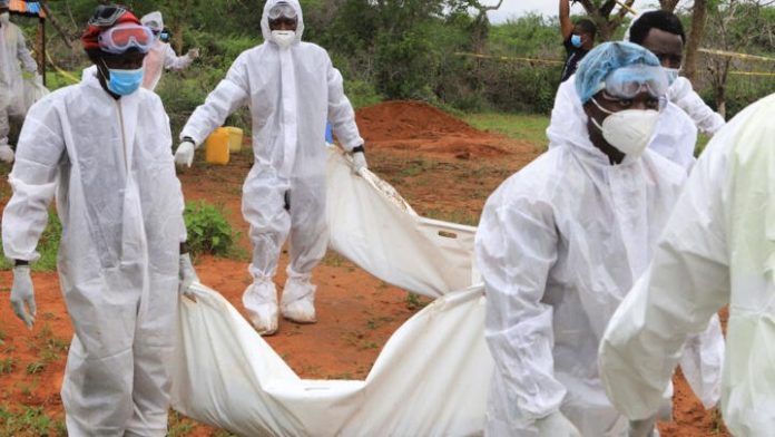 Kenya: la Police exhume 21 corps de membres présumés d’une secte