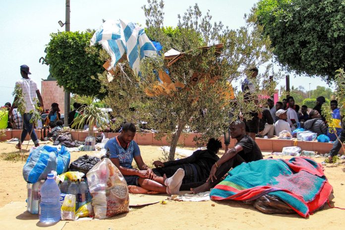 Des dizaines de Subsahariens secourus dans le désert libyen, après avoir été chassés de de Tunisie