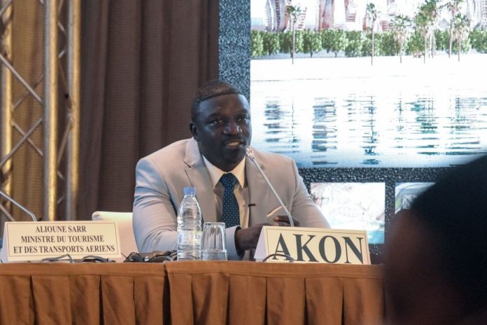 Sénégal: le rappeur Akon pose la première pierre d’une ville digne du Wakanda