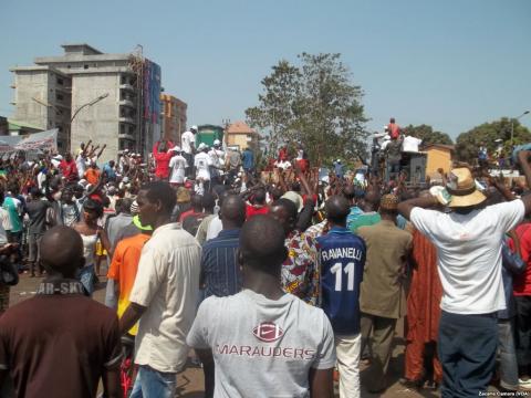 Manifestation de l’opposition en Guinée où “Ebola peut encore s’enflammer”