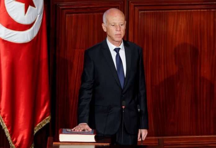 Tunisie: le Premier ministre limogé, les activités du Parlement gelées
