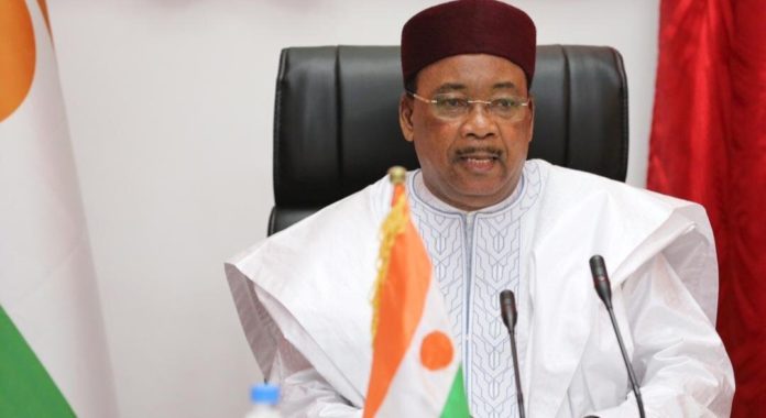 Le président sortant du Niger, Mahamadou Issoufou, reçoit le prix Ibrahim 2020