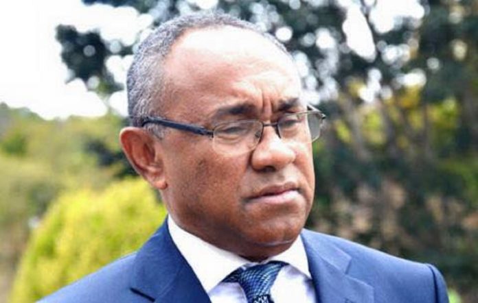 La FIFA suspend le président de la CAF pour cinq ans