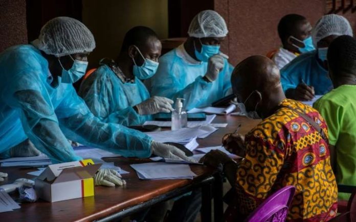 Guinée: au chevet des malades d’Ebola, les soignants visent le risque zéro
