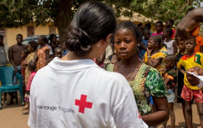 Ebola en Guinée: Des femmes bloquent l’accès à leur village au personnel de santé