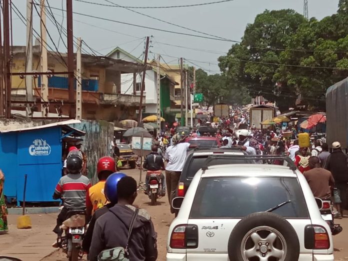 Port obligatoire des masques à Kindia: des jeunes en colère dans la rue