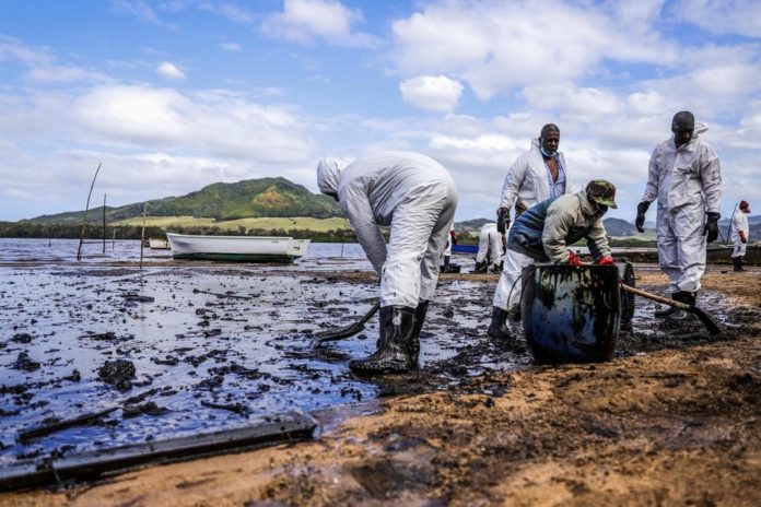 Marée noire: le bateau échoué à l’île Maurice menace de se briser