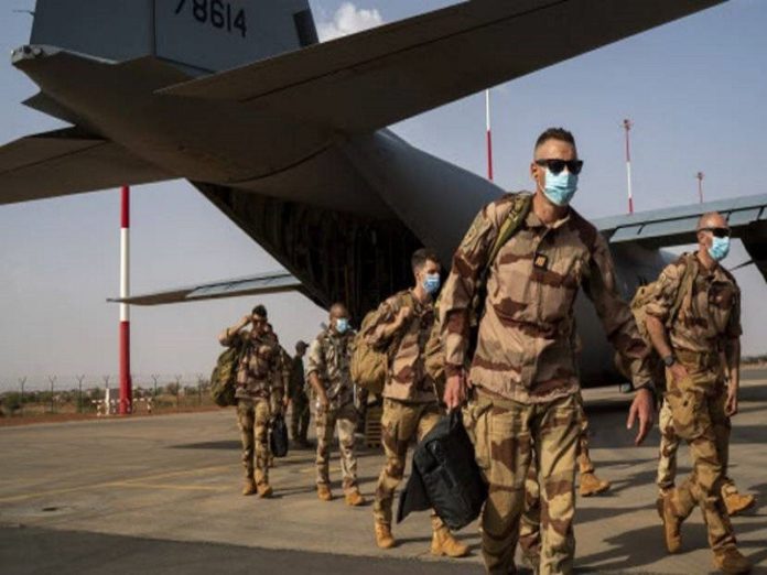 La France commencera à fermer des bases militaires au Mali au second semestre 2021