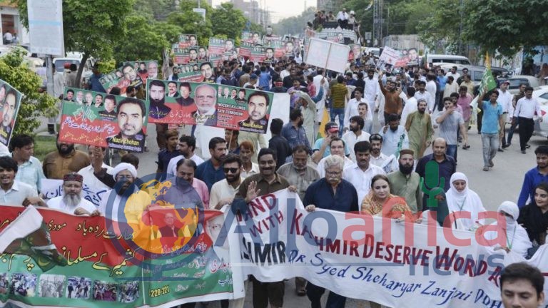 Cachemire: le Pakistan expulse l’ambassadeur indien, suspend le commerce bilatéral