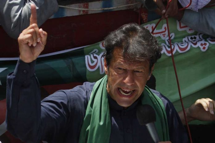 Pakistan: Imran Khan revendique la victoire aux législatives