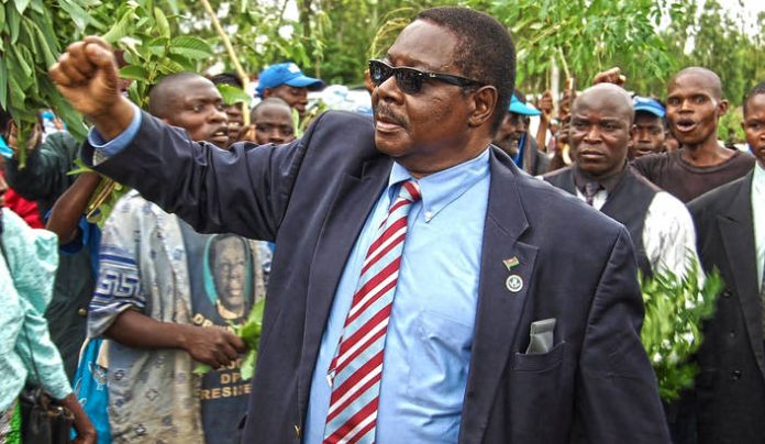 Présidentielle au Malawi: le sortant Peter Mutharika en tête