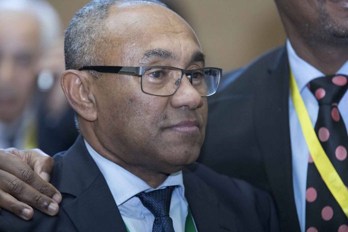 Le patron du foot africain sort sans poursuite de sa garde à vue