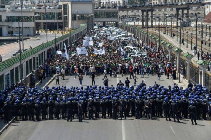 Algérie: les étudiants dans la rue contre la présidentielle et Gaïd Salah