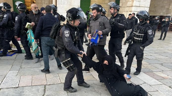 Israël critiqué après des violences dans la mosquée Al-Aqsa à Jérusalem