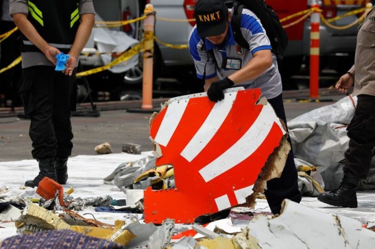 Accident d’avion en Indonésie: des débris de l’appareil retrouvés en mer