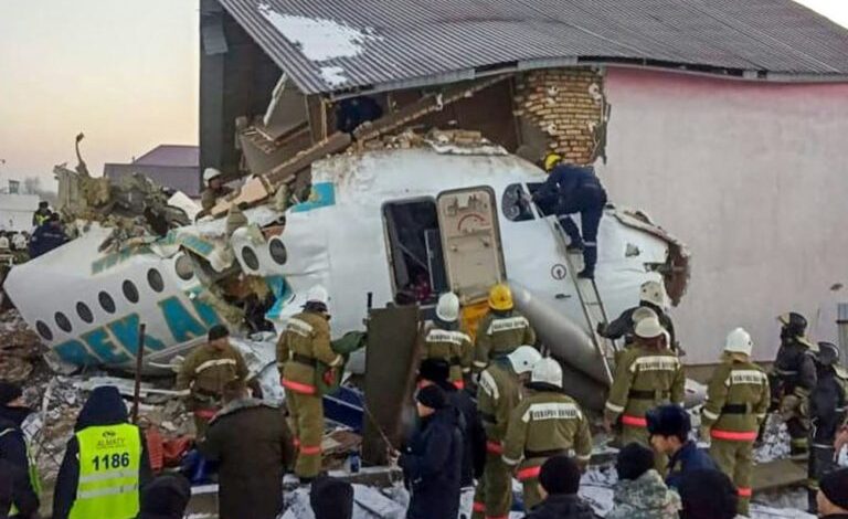 Kazakhstan: un avion s’écrase, le bilan revu à 12 morts