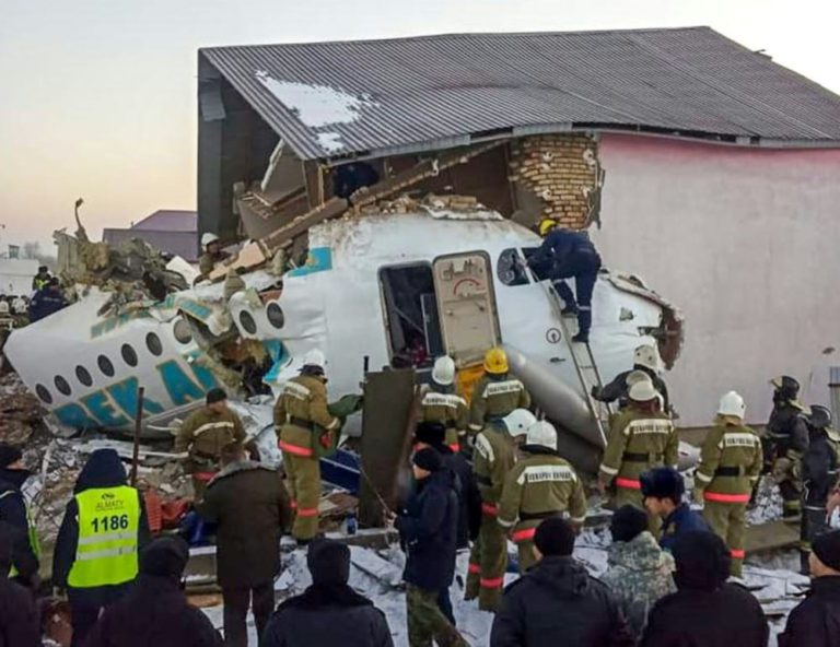 Kazakhstan: un avion s’écrase, le bilan revu à 12 morts