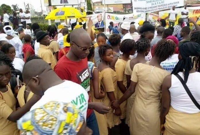 Guinée: manifestation de soutien pour un président désespéré