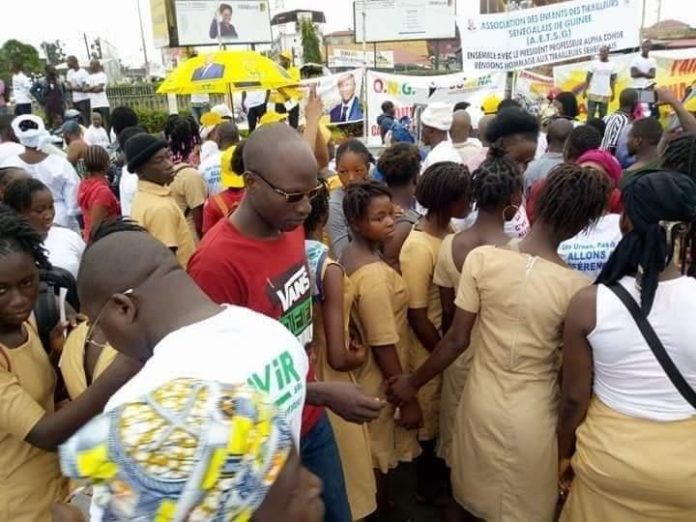 Guinée: manifestation de soutien pour un président désespéré