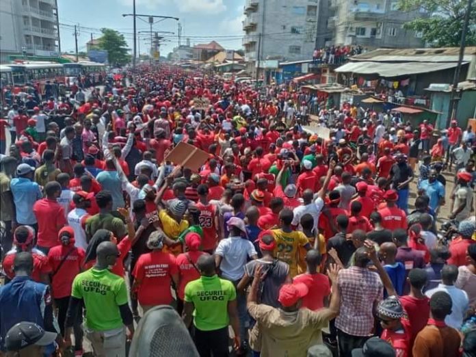 Guinée: une nouvelle marée humaine déferle sur Conakry pour dire “non au 3e mandat”