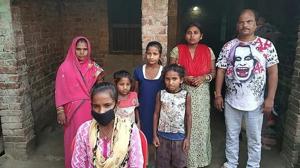 Inde: une adolescente de 15 ans parcourt 1200 km à vélo en portant son père blessé