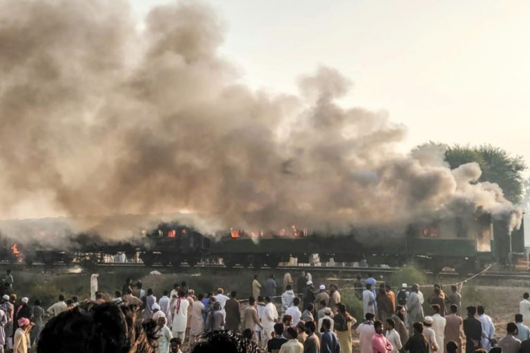 Pakistan: au moins 71 morts dans un incendie à bord d’un train de passagers