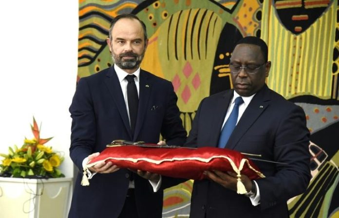 La France remet au Sénégal un sabre chargé d’histoire