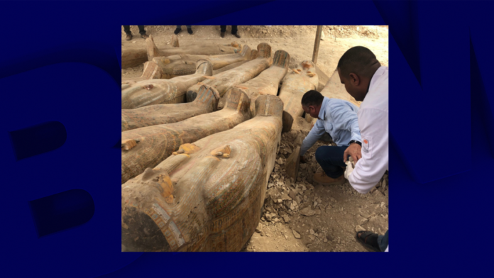 Une vingtaine de sarcophages datant de l’Égypte antique découverts à Louxor
