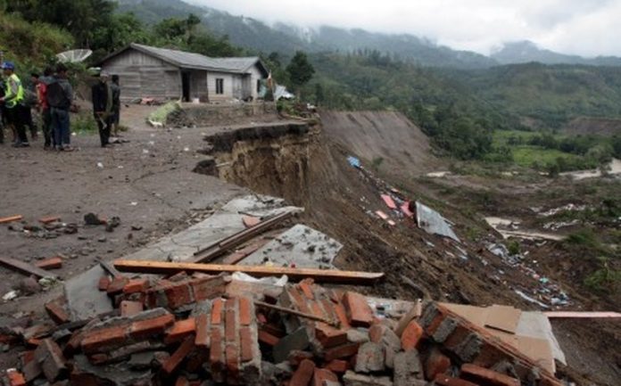 Indonésie: fort séisme de magnitude 7,5 aux Célèbes, alerte au tsunami