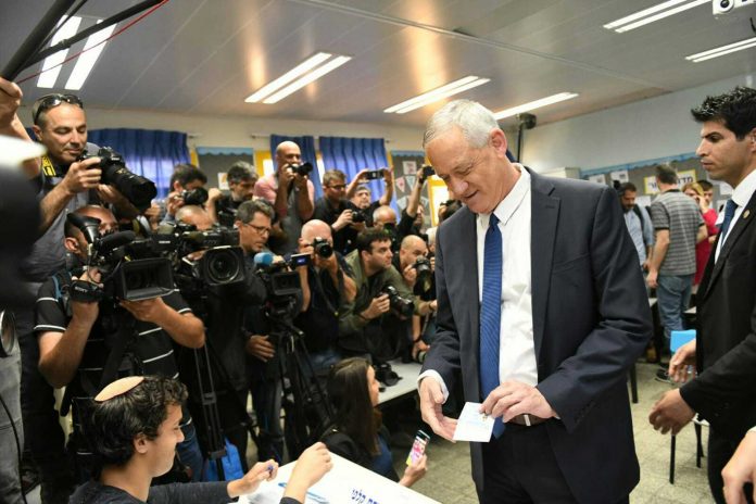 Elections en Israël: Gantz, concurrent de Netanyahu, promet une “nouvelle voie”