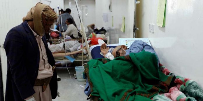 Choléra: dans un hôpital algérien, malades et proches se parlent à bonne distance
