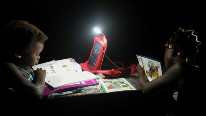 En Côte d’Ivoire, des cartables solaires pour faire ses devoirs
