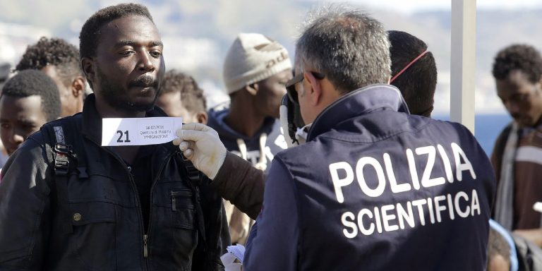 La police italienne accusée de torture sur des migrants